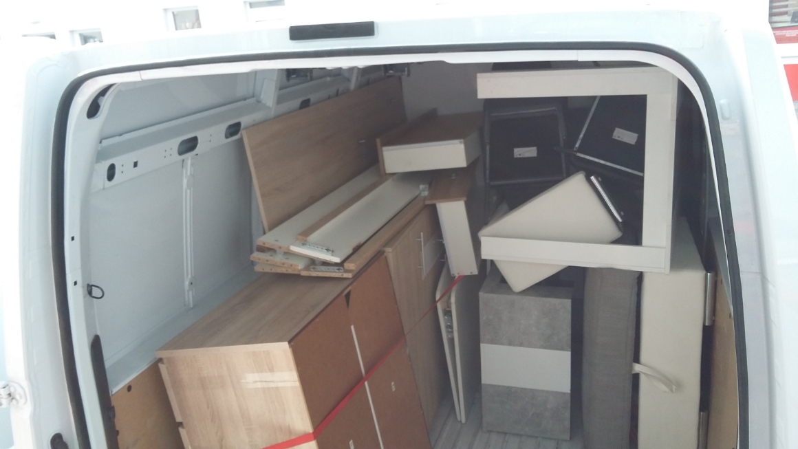 Naložený nábytok na nákladnom priestore dodávky - Renault Master II, pri sťahovaní nábytku. Prepravná firma: Felix Expres – nadodavke.sk